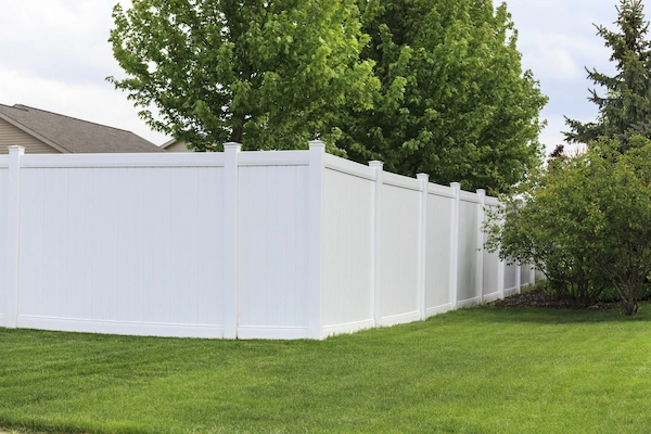 horizontal vinyl fence